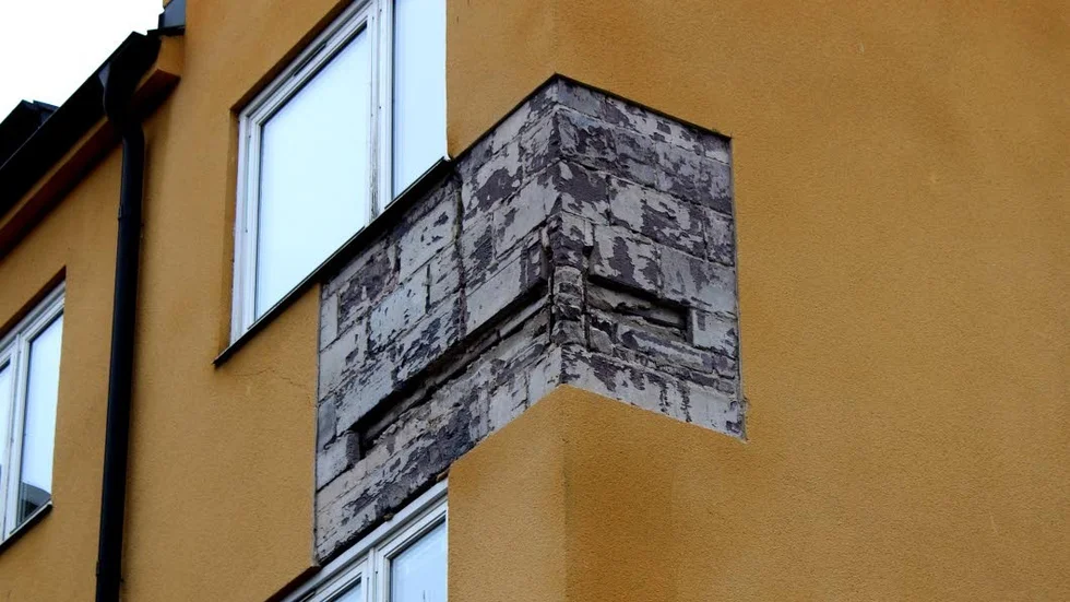 Platensgatan 27. Väggarna har för dåligt murbruk, byggstenarna sitter inte längre ihop.