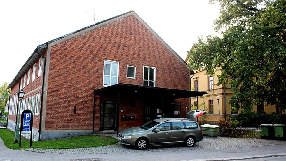 S:t Larsgården. Här inne, bakom en vägg i stora salen, finns en stor målning av Leoo Verde.