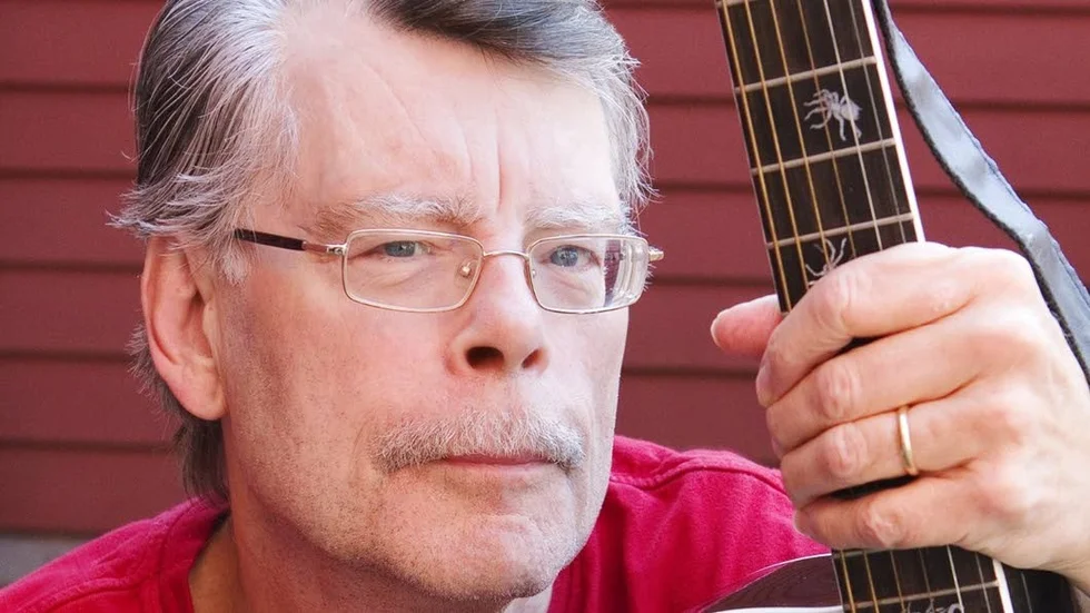 Stephen King. Född 1947, debuterade 1974 med "Carrie" och har sedan dess givit ut drygt femtio romaner.
