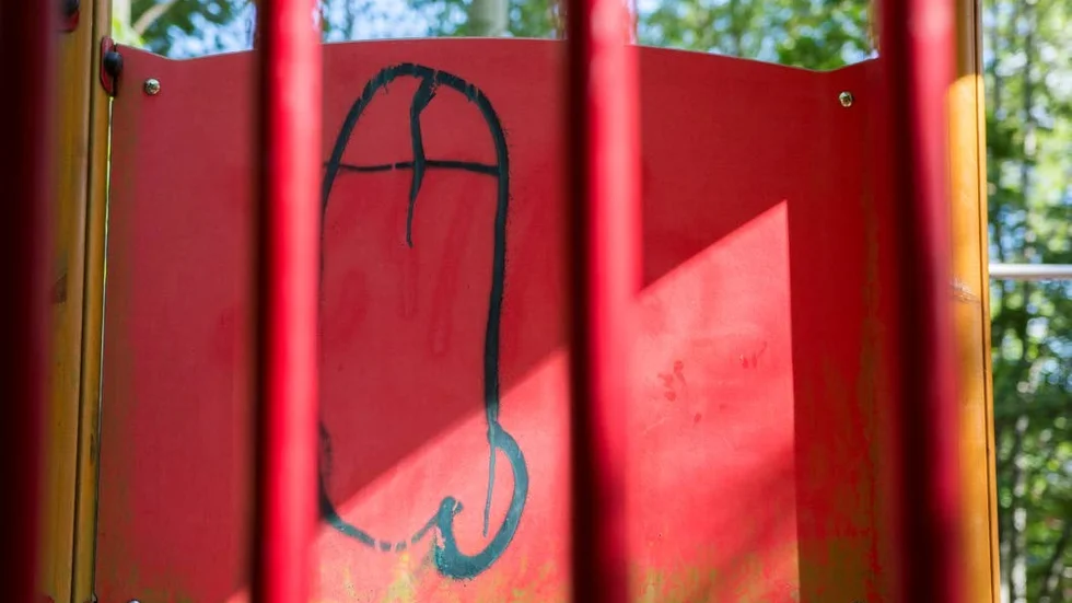 Klotter. Sådana här symboler borde inte finnas i en lekpark, menar författarna till ett nytt medborgarförslag till kommunen.