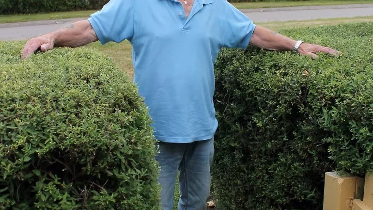 Christer Jonsson sköter gräsmattorna och häckarna med millimeterprecision.