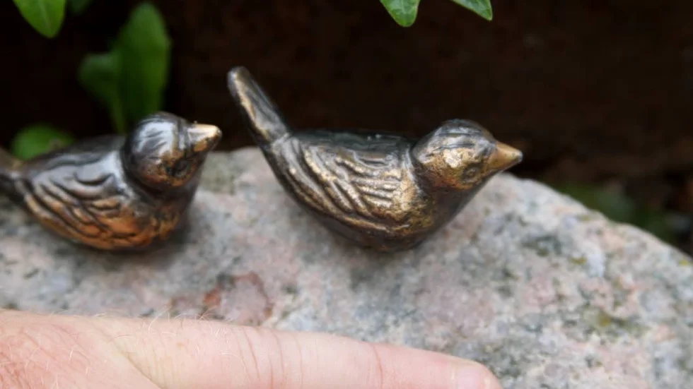 Bronsfigurer. Dessa fåglar på en urngravplats har tjuvarna missat eller låtit står kvar.