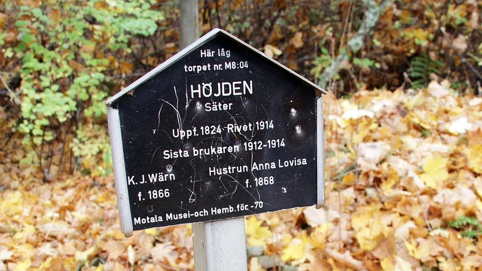 Skylten vittnar om forna tiders mödor.