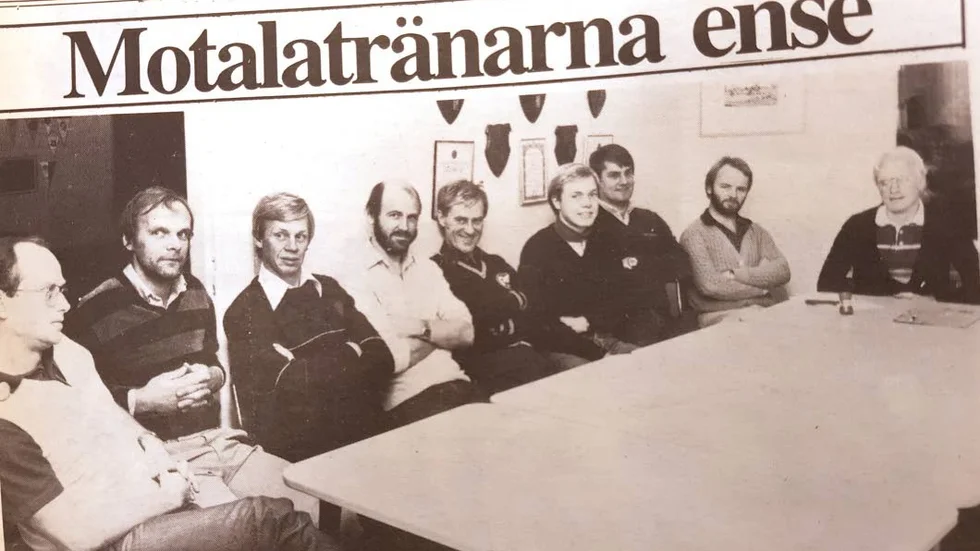 Nio Motalatränare under den årliga tränarkonferensen:
Fr. v: Carl-Gustaf Alfheim (Zeros), Guy Wisell (IFK Motala), Frank Karlsson (IFK), Arnold Richardsson (IFK), Stefan Sjölin (Motala AIF), Jan Wärn (LSW), Björn Sefton (LSW), Kjell Augustsson (Borens IK) och Pär Höckert (Maif).