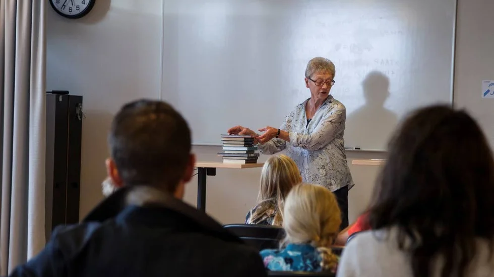 Britta Svan delade ut böcker till flera elever och klasser.
