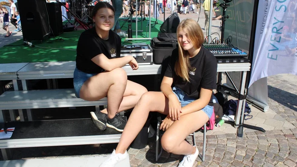 Julia Wall och Maja Lundmark från KUNG tycker att det är lärorikt att få anordna olika kulturevenmang