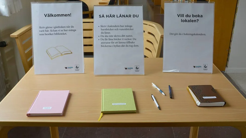 Vi entrén får besökarna skriva in sig och sedan skriva upp vad de lånat.