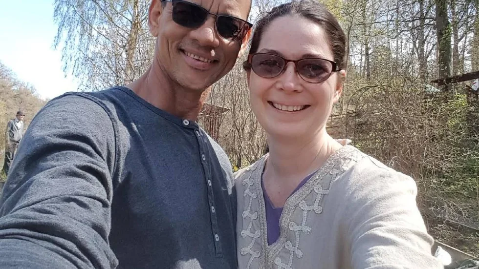 Carlos Romera och Ana Willén ville att barnen skulle ha kul utomhus. Men nu har de fått flytta sin studsmatta efter att den stått på kommunens mark utan tillstånd.
