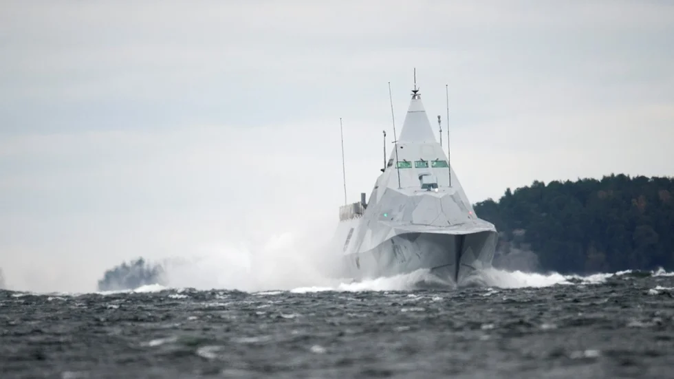 Kustkorvett HMS Visby på väg från spaningsområdet i Nämdöfjärden till marinens bas på Berga i samband med Försvarsmaktens insats i Stockholms skärgård hösten 2014.