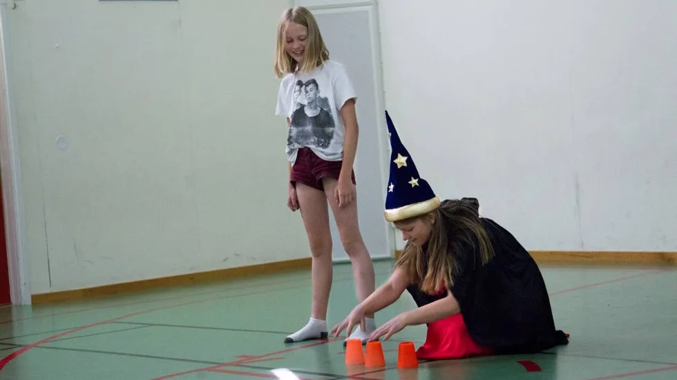 Embla Persson och Elin Elmwall bjöd på pausunderhållning.