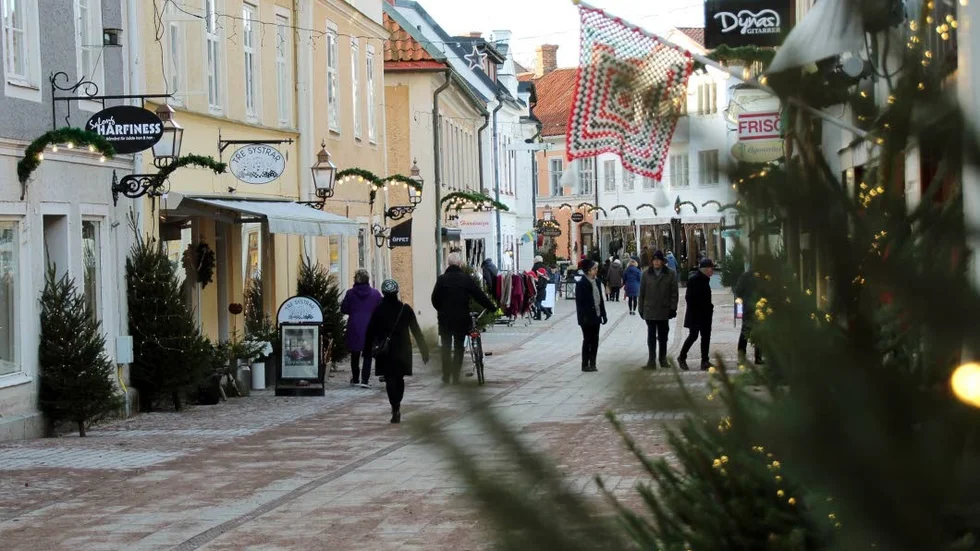 Förra året satsades mera på att pynta Storgatan, som precis hunnit byggas om i tid till julskyltningen.