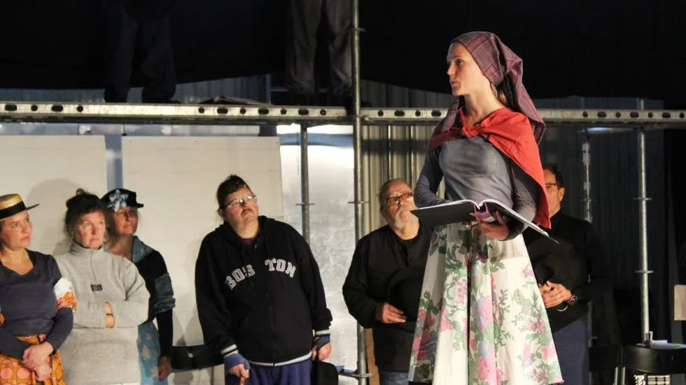 Teaterskeppets ska framföra delar av sin föreställning "Liket rör på sig". Bilden från repetitioner 2017.
