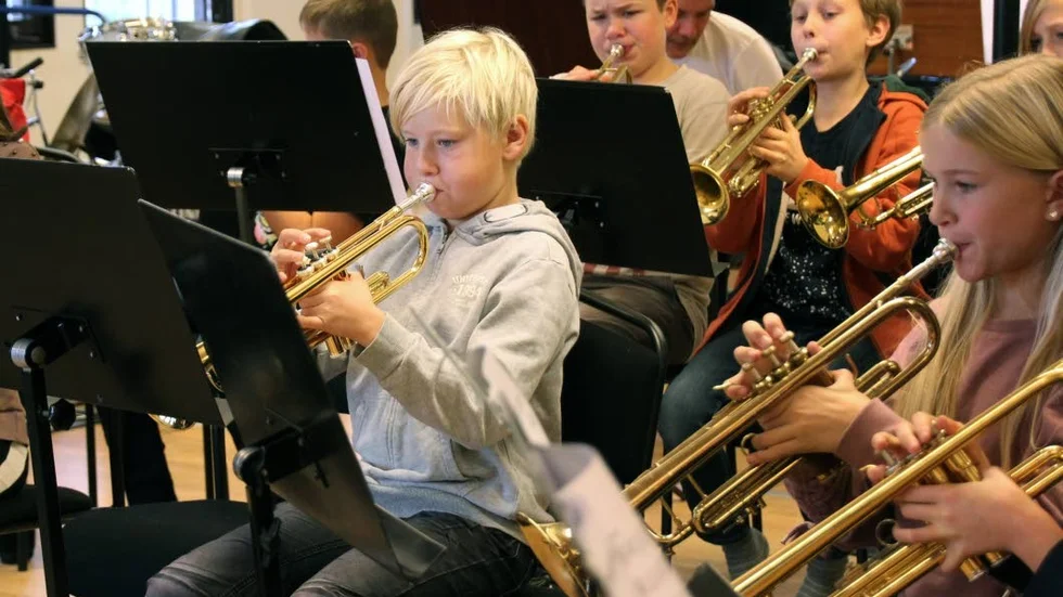 Omkring 50 barn från sex olika kommuners kulturskolor träffades för att spela trumpet och umgås. Hannes Dalbark, Linköping, i grå tröja.