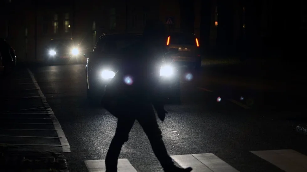 "Om du kör 40 km/h och tittar ner på mobilen i två sekunder hinner du
rulla 22 meter helt utan kontroll." Det är värt att tänka på, menar Transportstyrelsen.