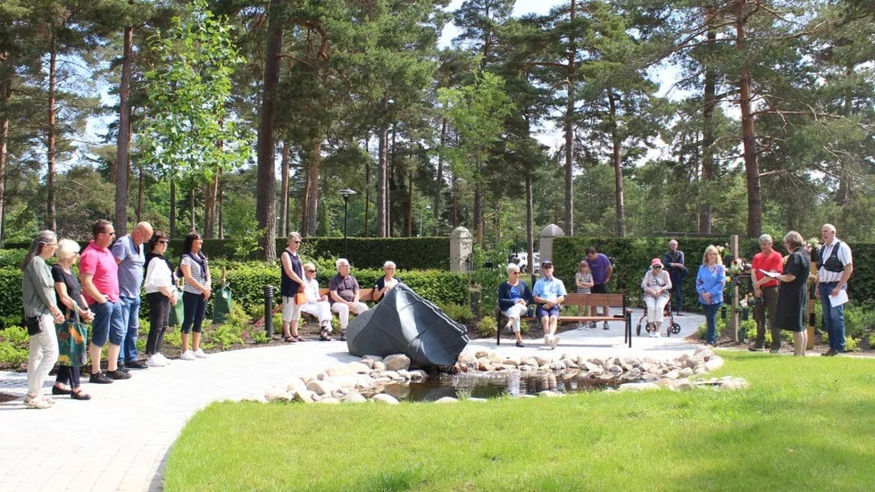 Man satsar även på solceller på administrationsbyggnadernas tak. Meningen är att bli självförsörjande på el. Och bikupor ska hjälpa både blommning och miljön på traven.