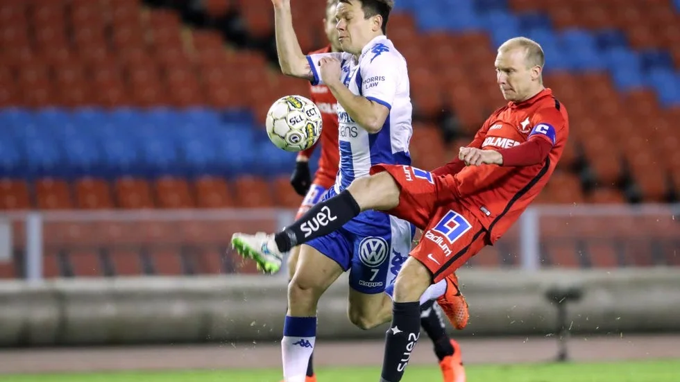 Göteborgs Mads Winther Albaek och Norrköpings Andreas Johansson i kamp om bollen på Ullevi.