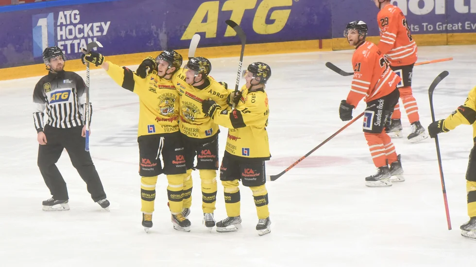 Tim Lindfors fick jubla över sitt 2-0-mål och seger för VH mot Karlskrona.