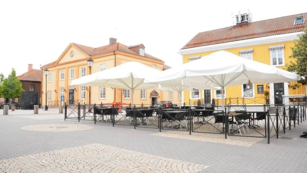 Uteserveringarna börjar bli redo på "Sommartorget".