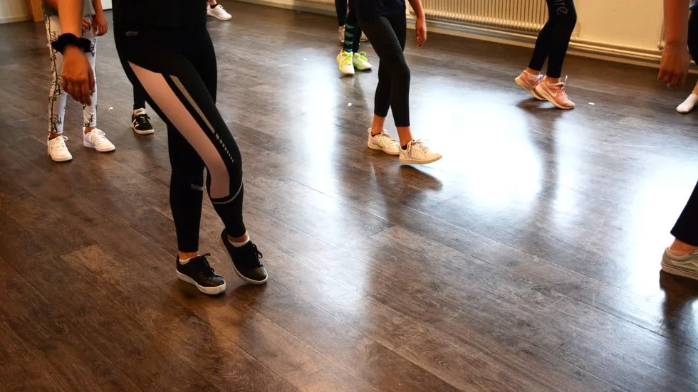 Fullt ös på danslägret. Under House-passet gäller det att ha koll på fötterna.