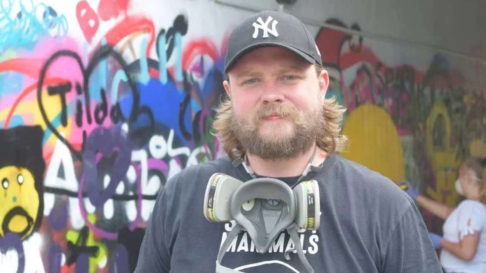 Bobbo Ekberg instruerar hur färgburkarna fungerar vid tunneln i Horn där det är lagligt att måla graffiti.