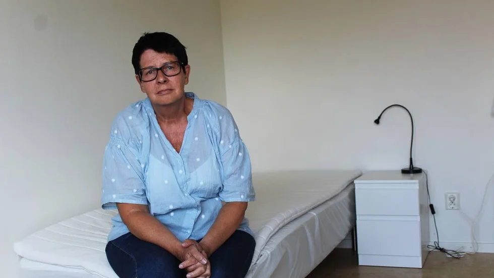 Irene Palm i evakueringslägenheten på Drabantgatan. Under måndagen ska Stångåstaden komma förbi med lakan och handdukar.