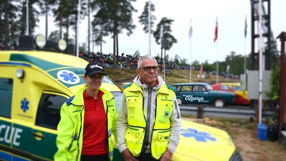 Johanna Habbe-Didriksson och Lars-Inge Steigård tycker att det är roligt att jobba på semesterracet.