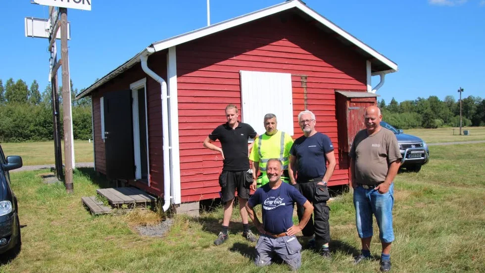 Nu äntligen är marknadskontoret i Virserum färdigrenoverat invändigt. Erik Waldemarson, Walid Saad Eddin, Christer Wendell och sittande Vinko Katana är några av killarna på Föreningslaget som hjälpt till. Jan-Olof Svensson (höger) är tacksam för all hjälp.