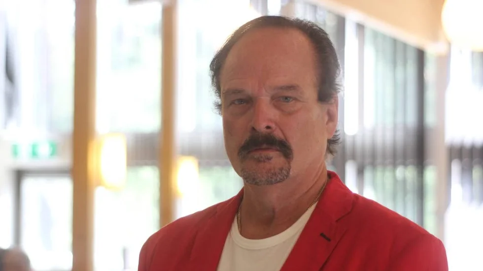 John Hoffbrink tycker kommunen tar emot all skit, svenskar som invandrare, som inte drar sitt strå till stacken. Därför föreslår han ett namnbyte på Hultsfreds kommun till Kejsarkullens kommun.