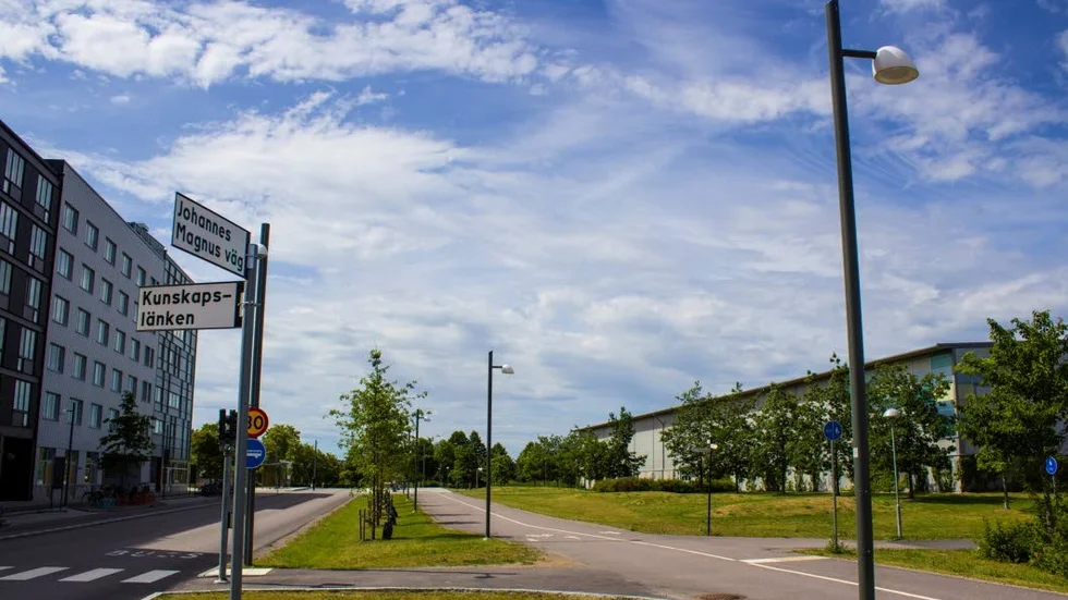 Gräsmattan och cykelbanan mellan Campushallen och Kunskapslänken. Här kan det bli bostäder.