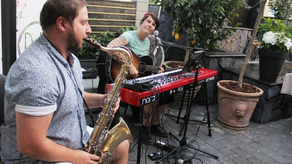 Hultsfredstjejen Alice Hartvig och Fredrik Söderlund är ett par,  inte bara inom musiken utan kärlek har uppstått mellan dem under resans gång. Vid spelningen på Palace Hotell framförde hon en egenskriven kärlekslåt till Fredrik, kallad Burning man.