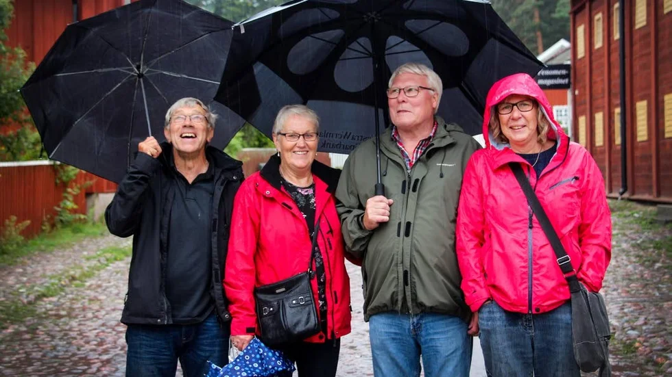 Turister från Arvika i Gamla Linköping. Mats och Stina Wallberg, Peter Dahlgren och Anna Nyberg hade tagit sig via Söderköping till Linköping på en tre dagars minisemester.