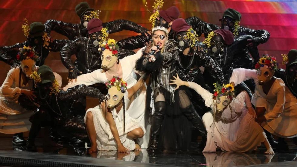 Eurovision med extra allt. Popikonen Madonna gav stjärnglans åt årets final trots falsksång.