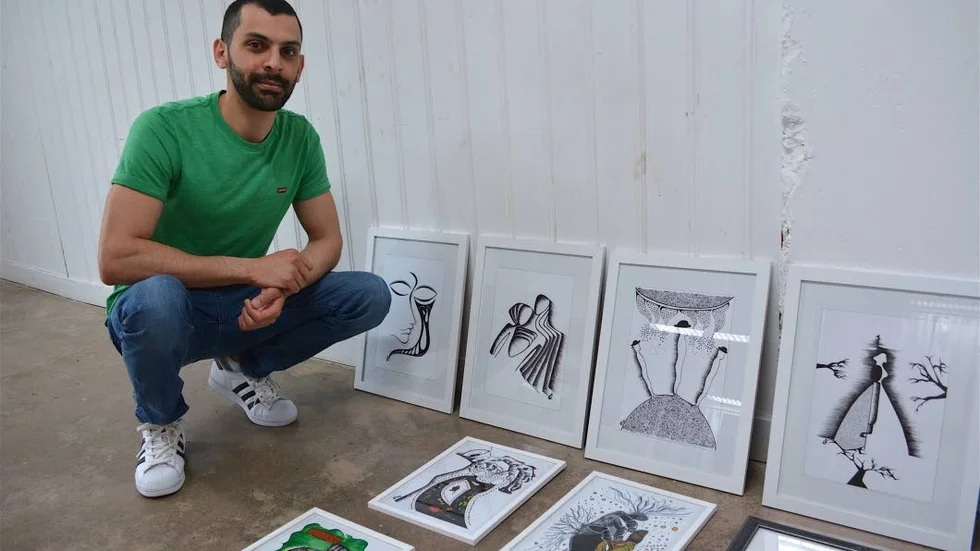 ”Abbe”, Abd Alnaser Abukaf, ställer ut sina noggrant formade tuschteckningar i K-Ringen under Norra Vätterns Konstrunda. Hans dröm är dock att ha konsten som hobby och få utöva sitt yrke, revisorns.