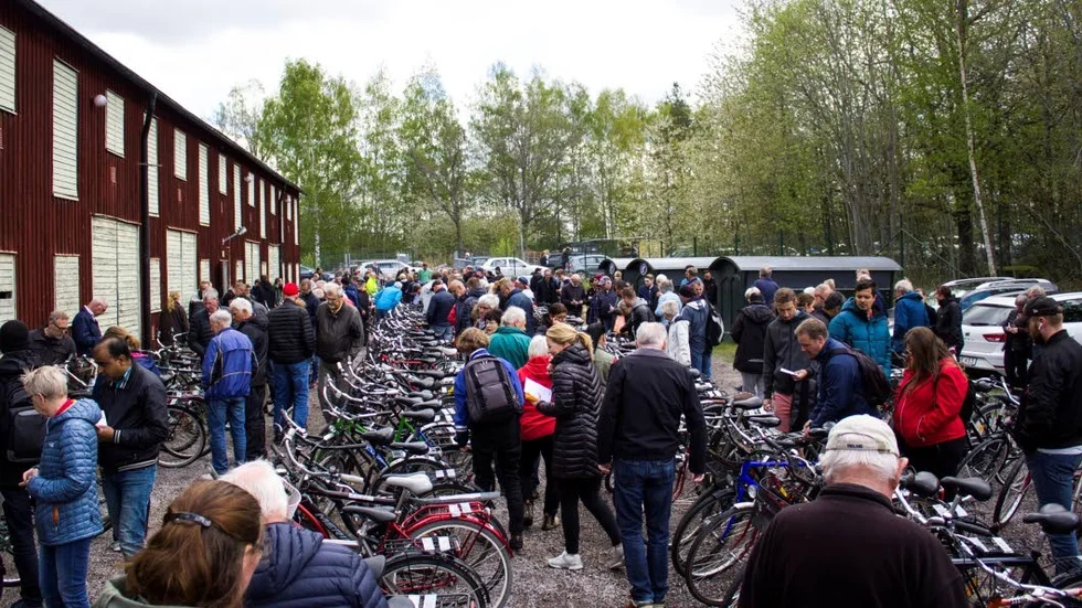 Fler Linköpingsbor än väntat tog sig till militärens gamla övningsområde för att fynda cykel.