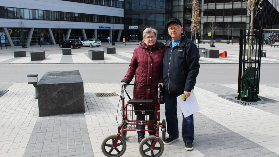 Nu måste Elvy Svensson betala en ny protes till underkäken.