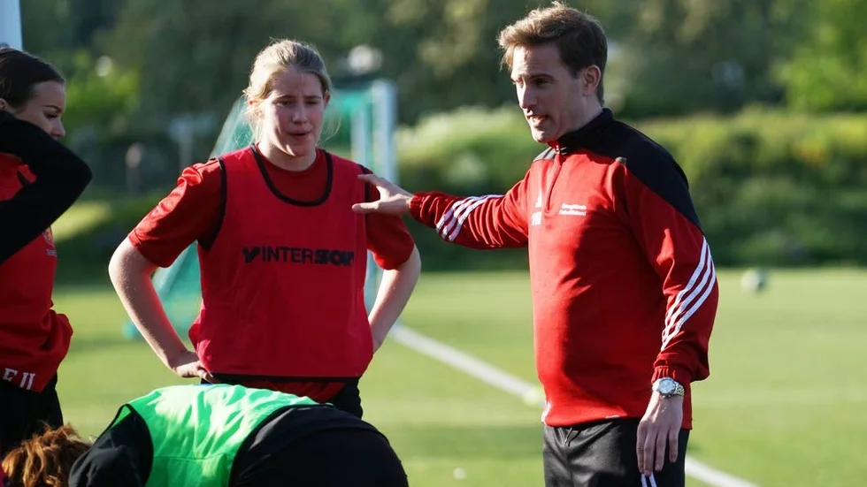 Gunnar Pettersson instruerar.