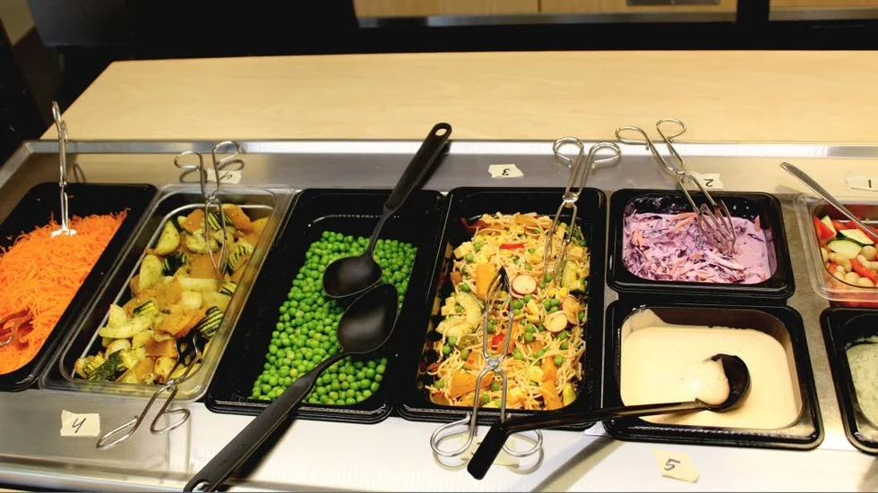 Köket på Tornhagsskolan serverar alltid sju sorters sallader som innehåller mycket näring och vitaminer.