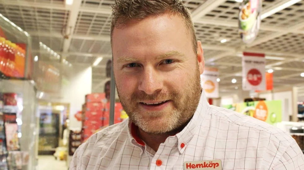Joel Arnryd är butikschef på Hemköp och har flera gånger fått avvisa ungdomar som uppehållt sig på parkeringsdäck och stört ordningen.