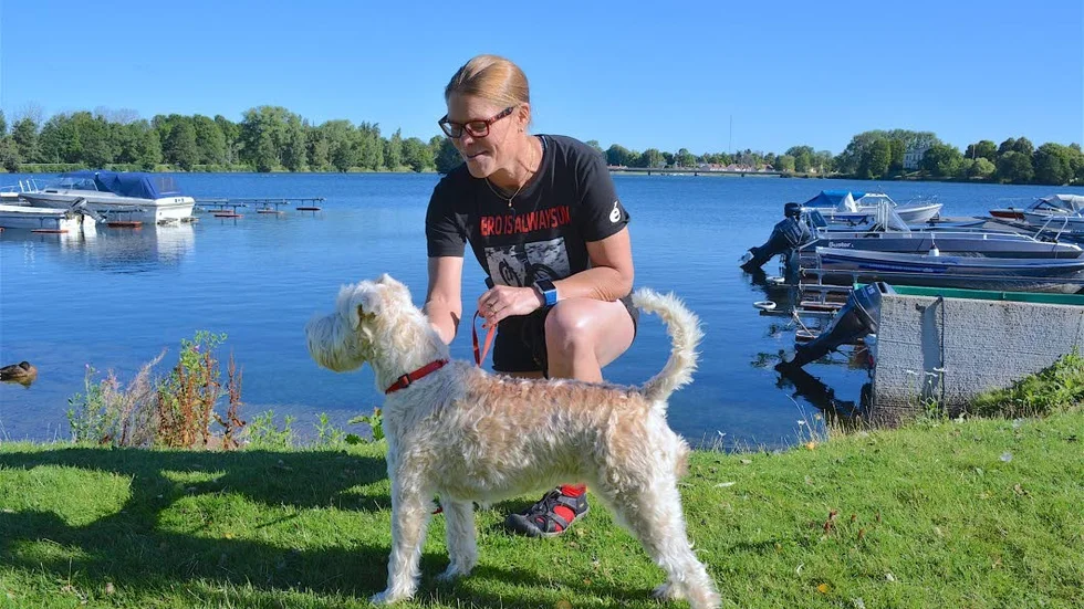 Kompisar. Lena Söderqvist och Stella, ett och ett halvt år, är numera kamrater på joggingrundorna.