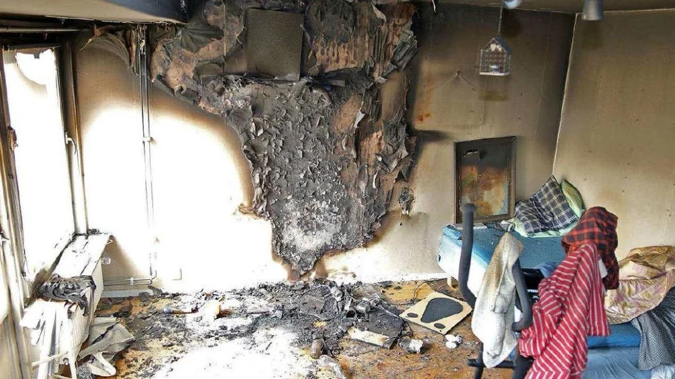 Lägenheten som sattes i brand ligger i ett hyreshus där drygt 120 personer bor.