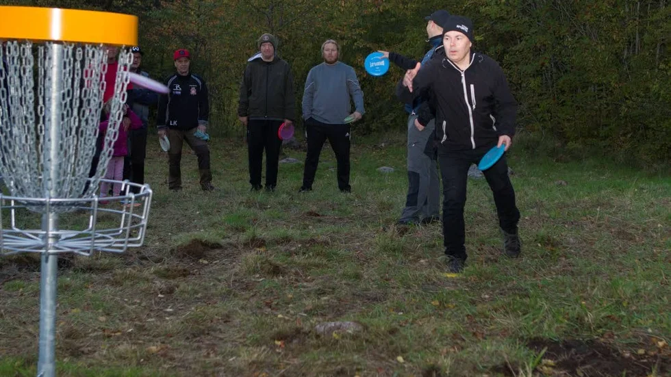 Säker. Thomas Borén sätter det avgörande kastet i invigningskvällens puttävling.