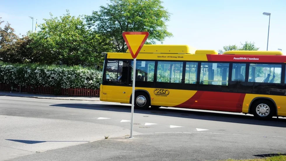 Landstingsstyrelsen har lagt ett förslag om att fler ska omfattas av seniorkortet som innebär billigare resande med buss och tåg.