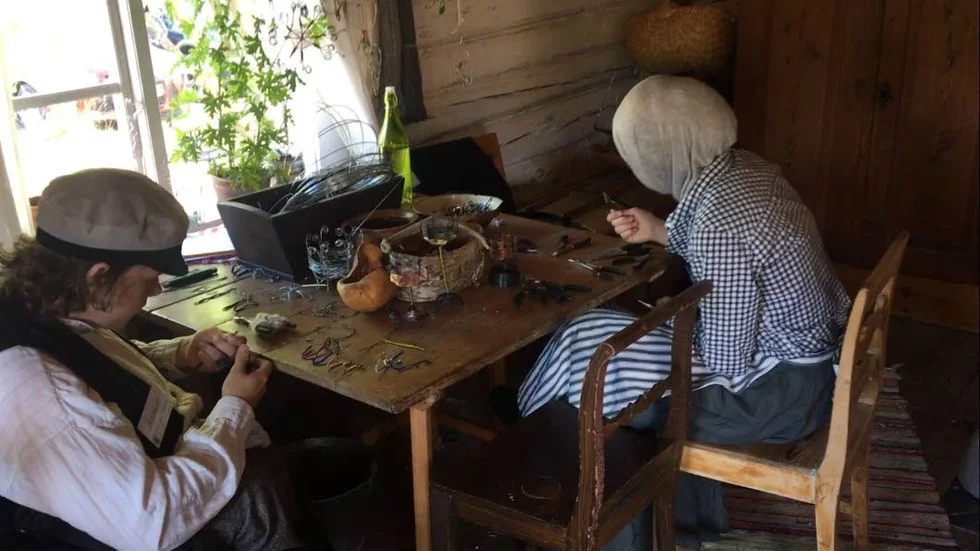Joakim Lyrsten och Joudi Abduljalil sysslar med luffarslöjd.