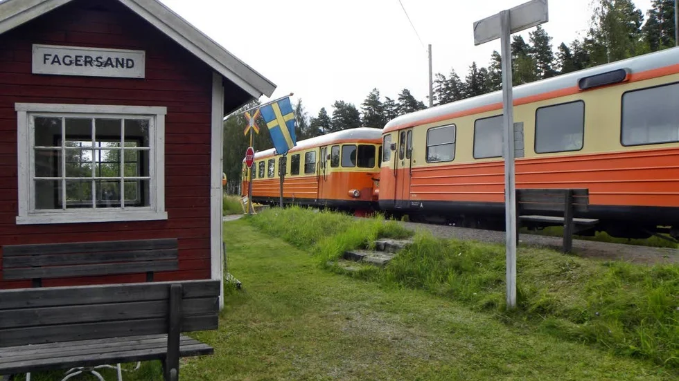 Trafiken fortsätter på smalspåret, men man drar ner på hastigheten av säkerhetsskäl.