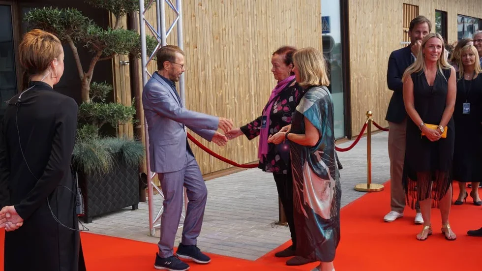 I somras invigdes Slottsholmen. På bilden från invigningen ses Björn Ulvaeus hälsa på Åsa Frosterud Jägerhorn.