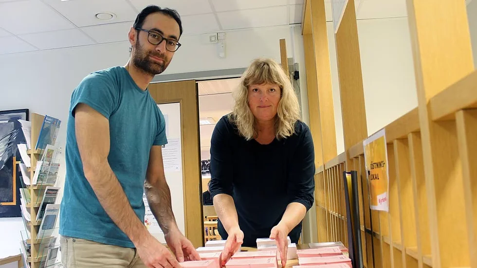 SERVERAT. Nu går det bra att rösta i kykovalet för den som inte har tid den 17 september. Kyrkovaktmästare Neman Chabo och kyrkoskrivare Marie-Louise Levin dukar fram valsedlar i Motala församlingshem.