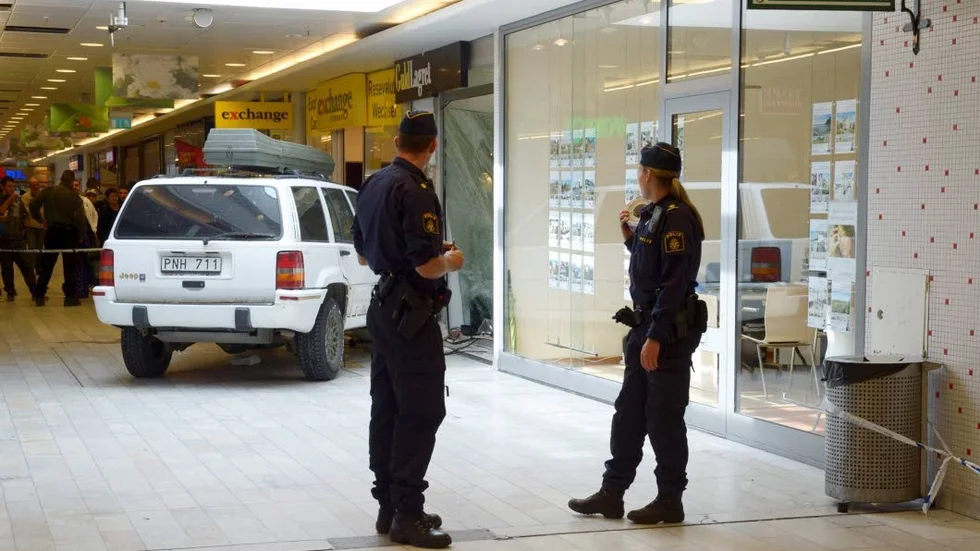 Rånförsök. En guldbutik i Hallunda utanför Stockholm undersöks av polis.