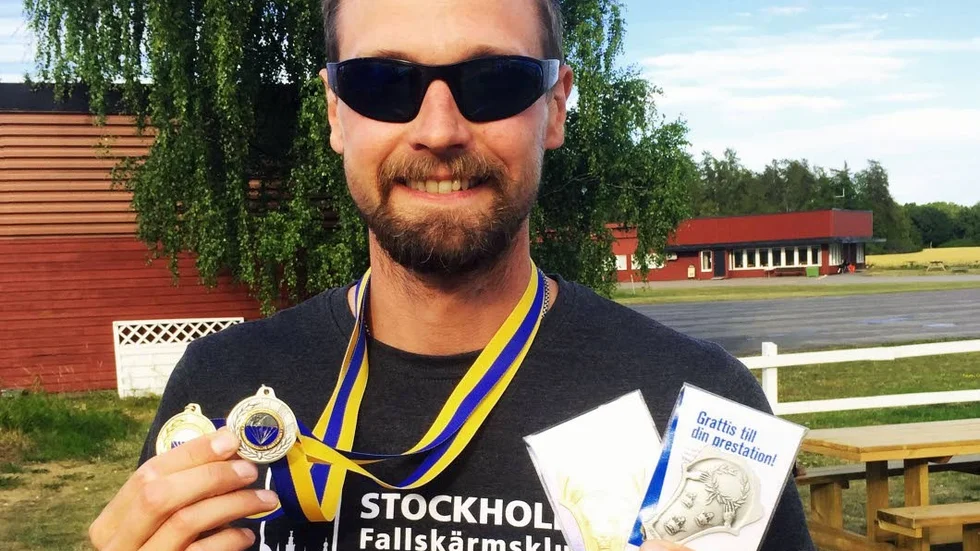 MEDALJER. Motalakillen Johan Edvall tog guld och silver och satte rekord när SM i fallskärmshoppning avgjordes i Västerås.
