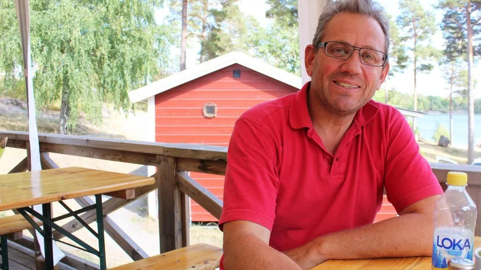 Michael Carlsson som driver Kustcamp var tvungen att hitta på en lösning för att lyckas med bemanningen på campingplatserna.