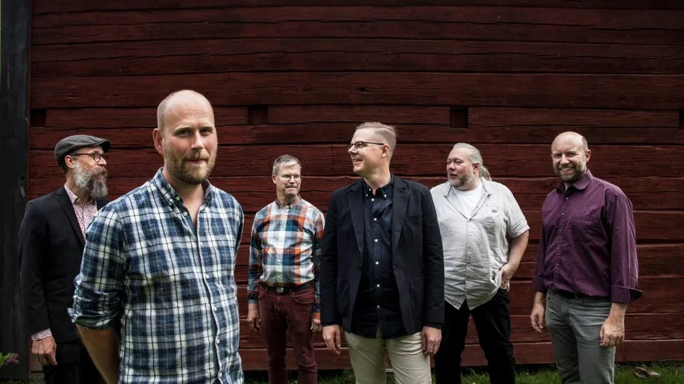 FOLKLIGT. Per Eckerbom Band. Från vänster: Marcus Aztor Nilsson, Anders Olsson, Rune Persson, Per Eckerbom, Krister Persson och David Bustviken.